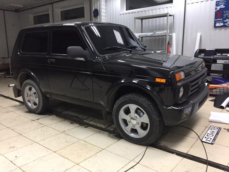 Нива Урбан черная тонированная