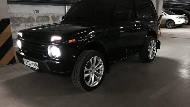 Нива Урбан черная тонированная