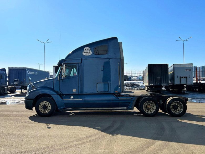 Тягач freightliner