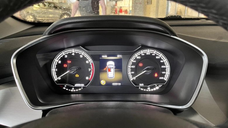 Geely Coolray панель