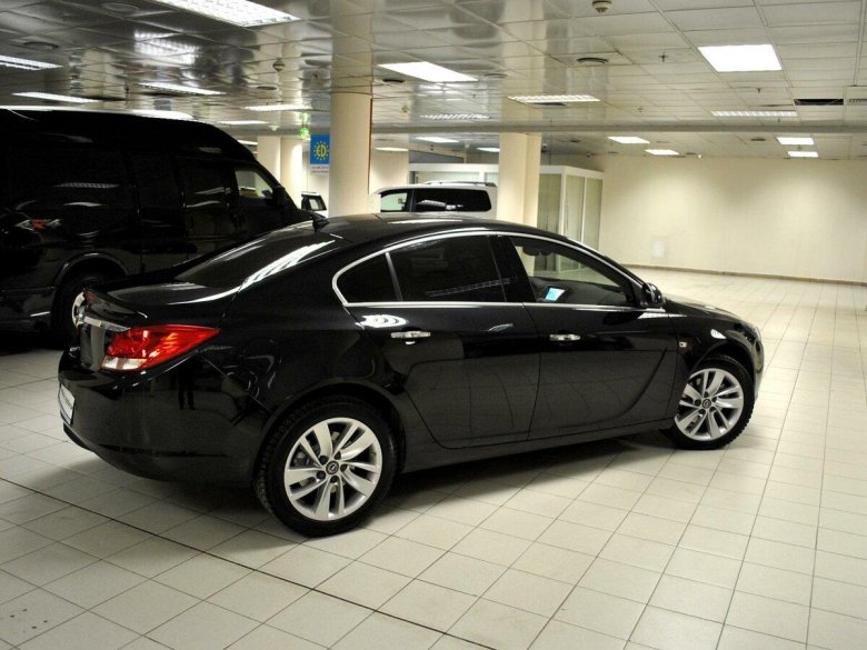 Opel Insignia черная