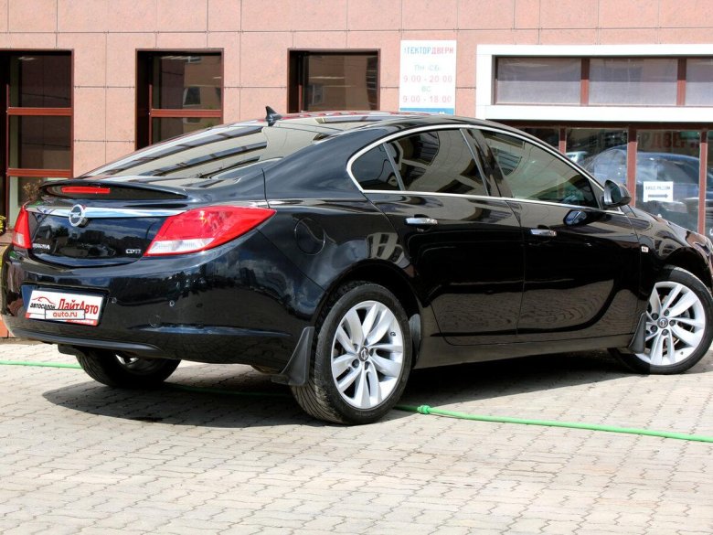 Opel Insignia черная
