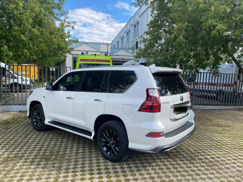 Белый лексус