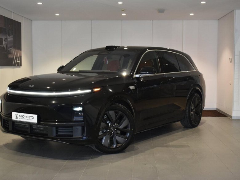 Черный внедорожник