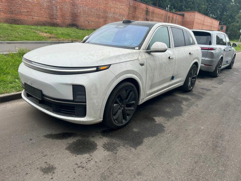 Белый внедорожник