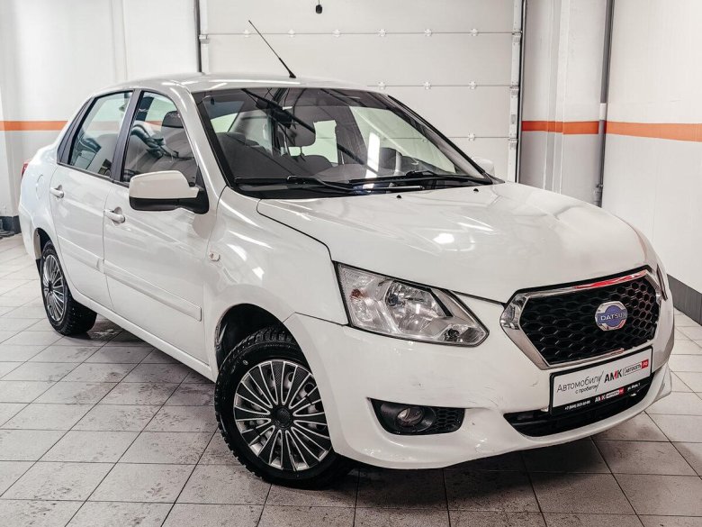 Белый датсун