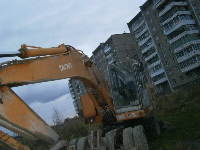 Колесный полноповоротный экскаватор