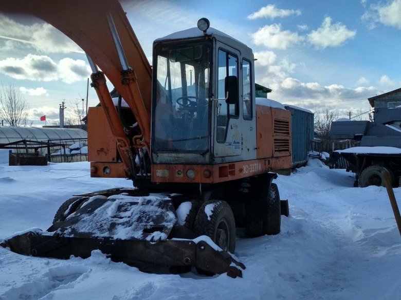 Колёсный экскаватор эо-33211