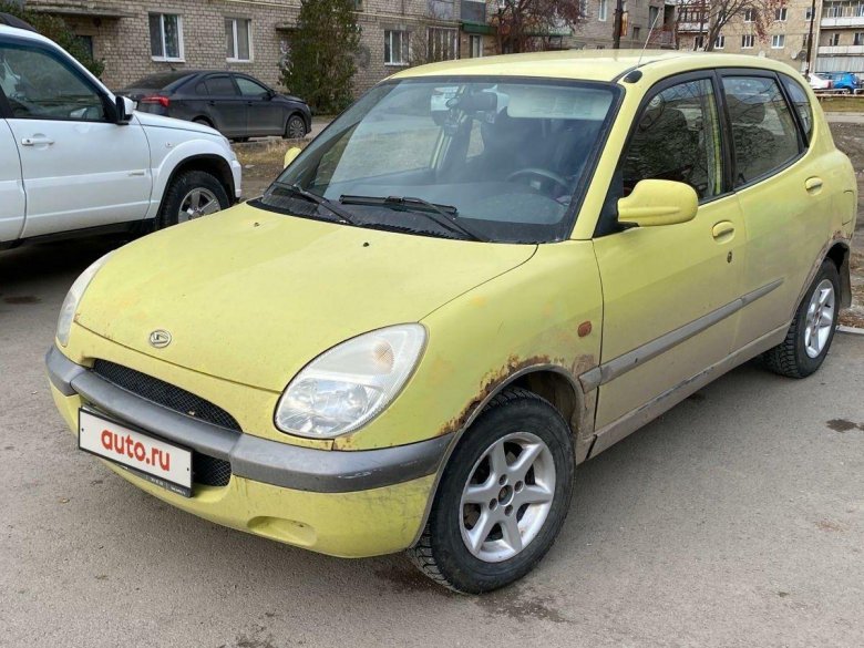 Машина Дайхатсу Сирион