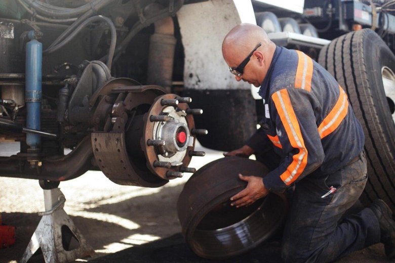 Автомеханик грузовых автомобилей