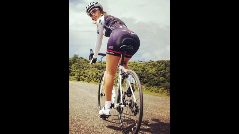 Девушка на шоссейном велосипеде