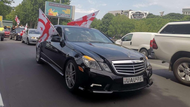 Мерседес с грузинским флагом