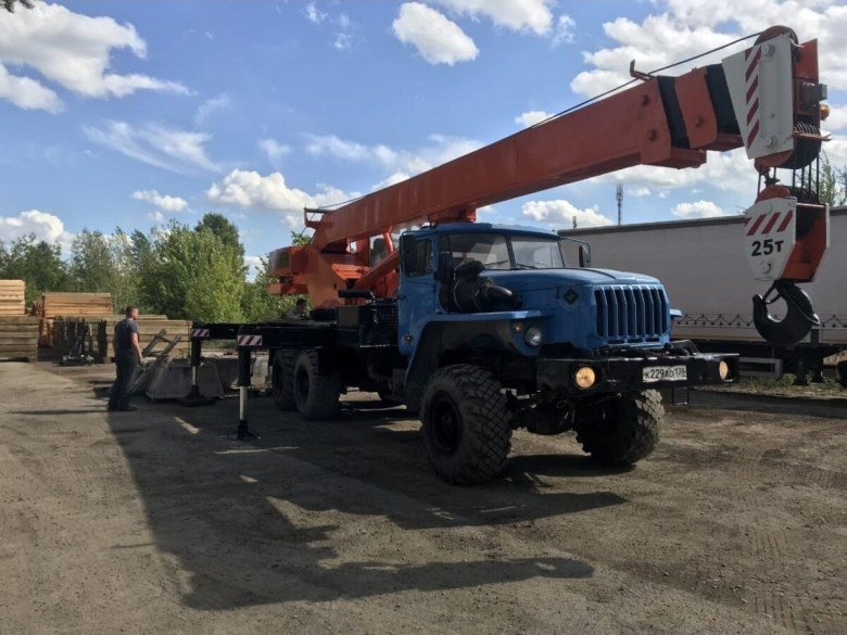Автокран урал 25т