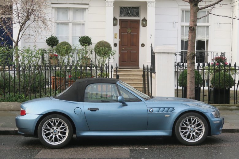 Серо голубая машина