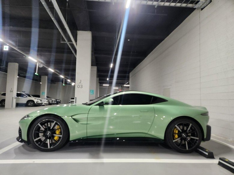 Aston martin vantage v 12