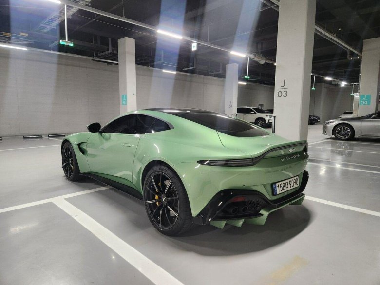 Aston martin v 12 vantage