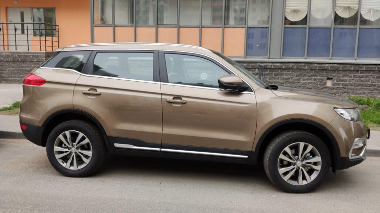 Geely Atlas золотистый