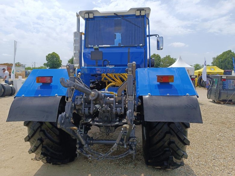 Трактор хтз