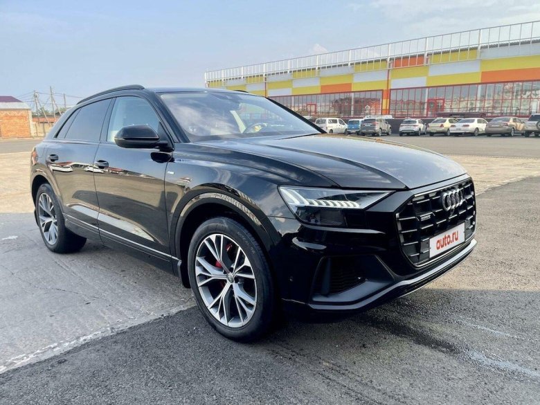 Внедорожник Ауди сзади в 2020