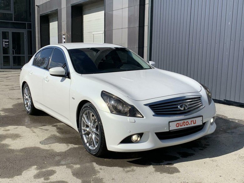 Белый Инфинити г25