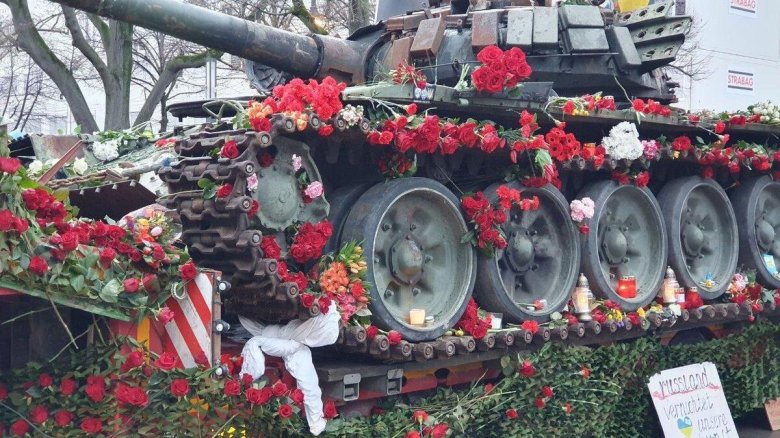 Подбитый танк у посольства рф в берлине