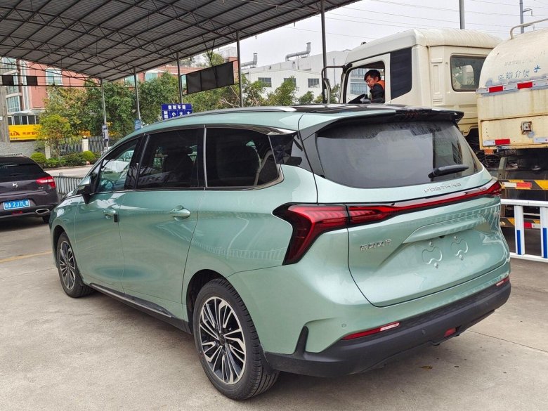 Forthing автомобиль