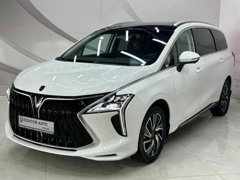 Белый минивэн