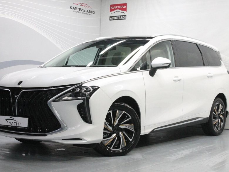 Белый минивэн