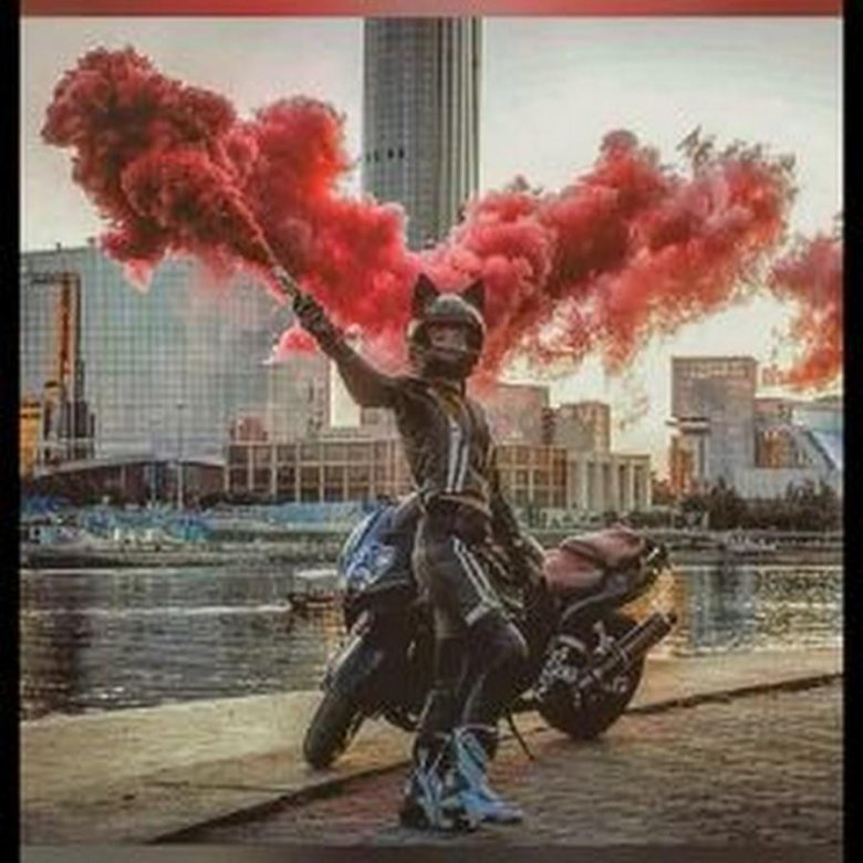 Мотоцикл и цветной дым