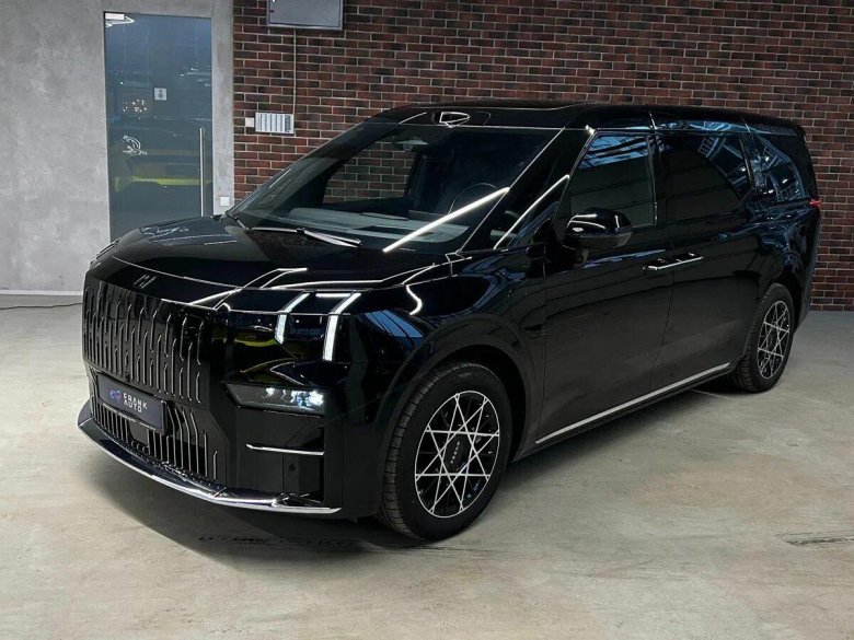 Черный минивэн