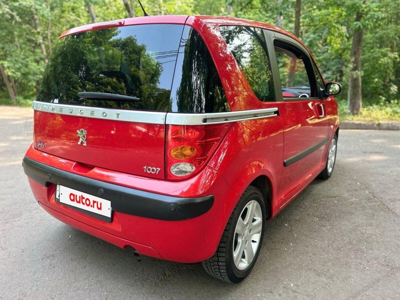 Красный пежо