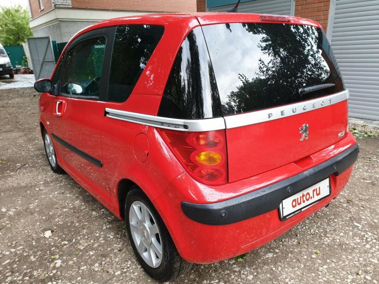 Красный пежо