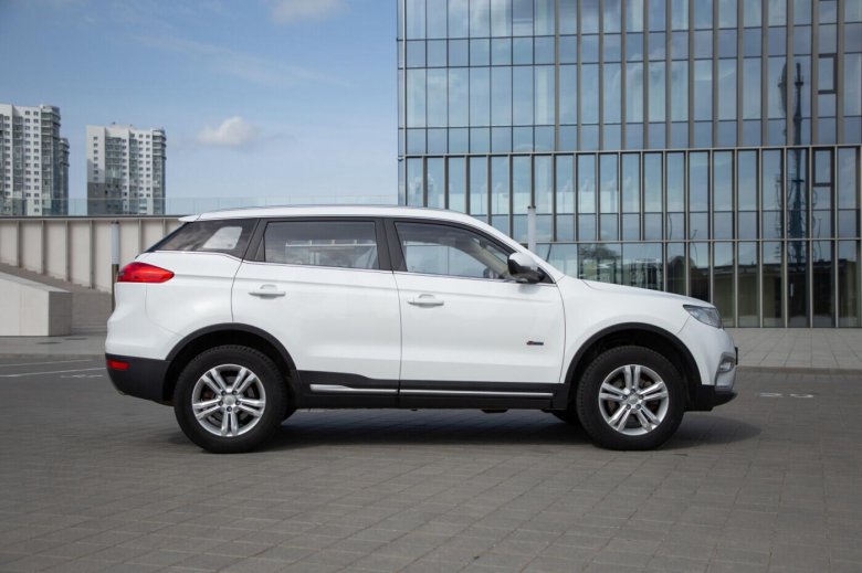 Geely Atlas вид сбоку