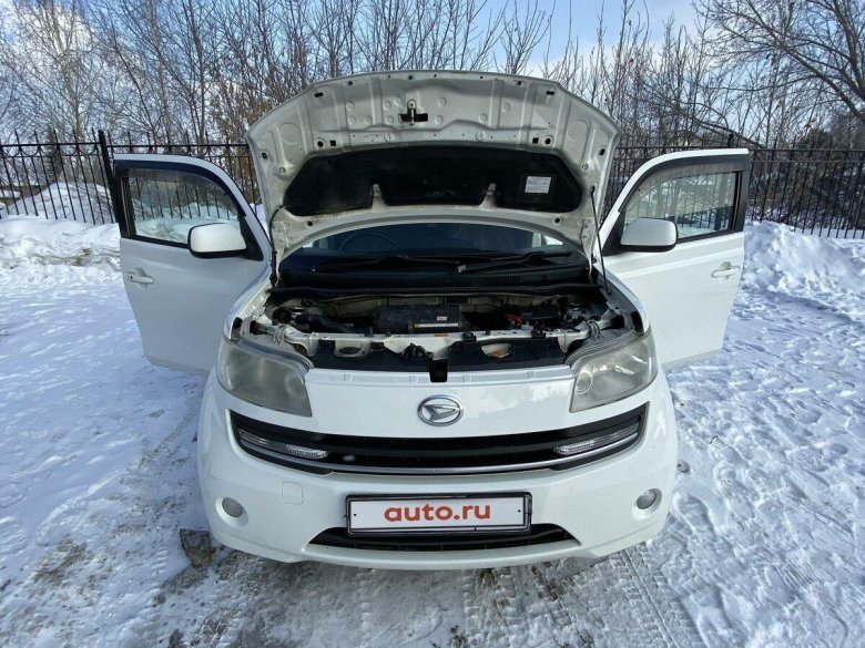 Белая тойота