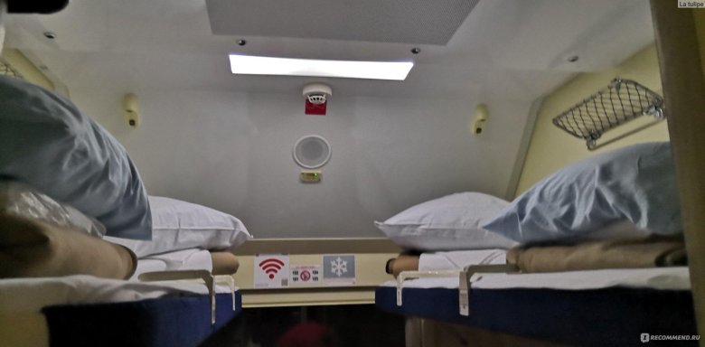 Верхняя полка в купе двухэтажного поезда