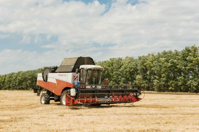 Зерноуборочный комбайн ростсельмаш 750
