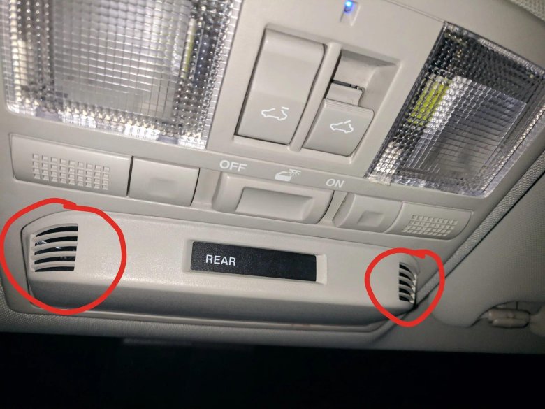 Передний плафон освещения салона