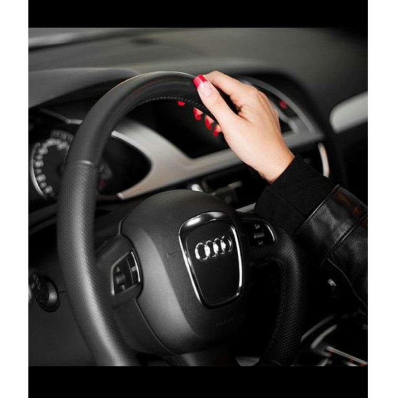 Женские руки на руле