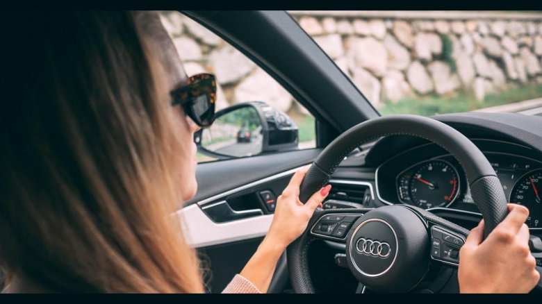 Девушка за рулем