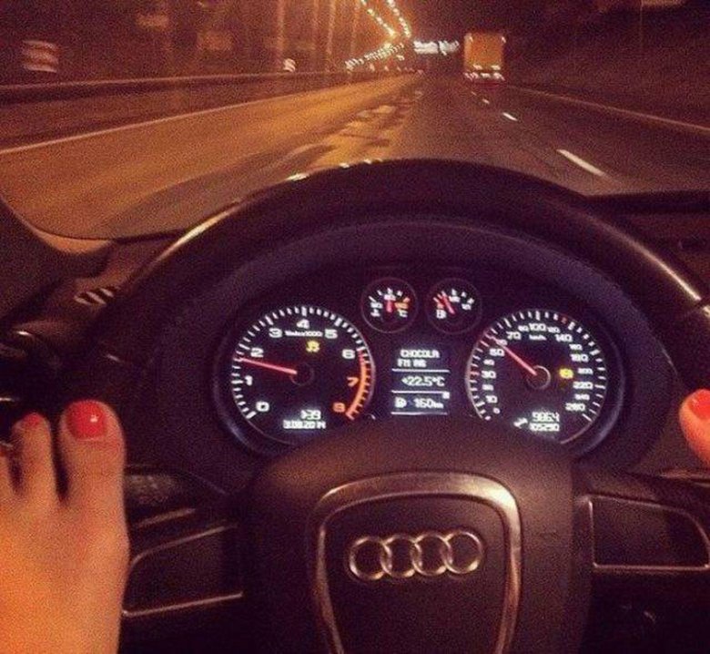 Девушка за рулем