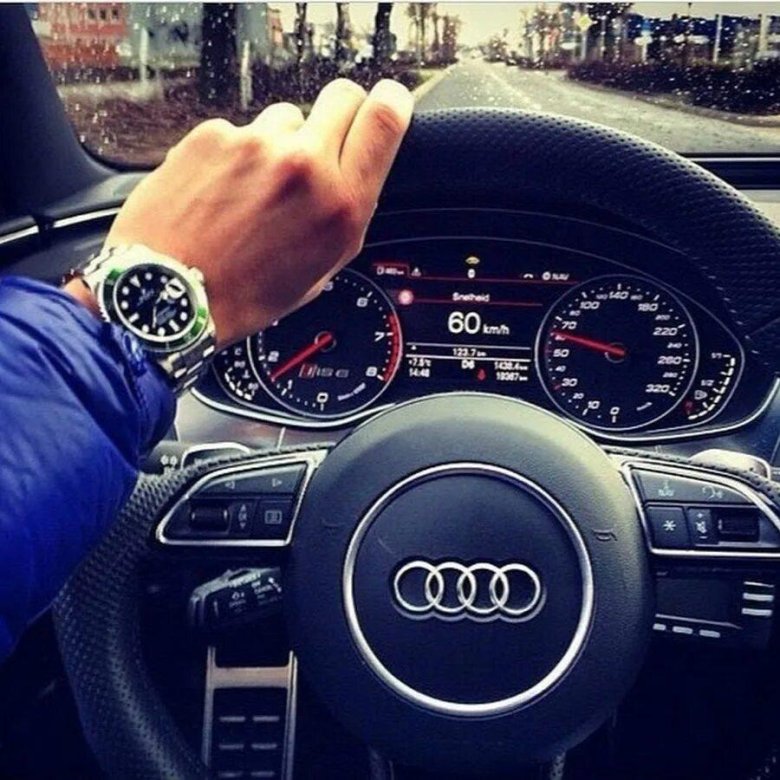 Парень за рулем Ауди