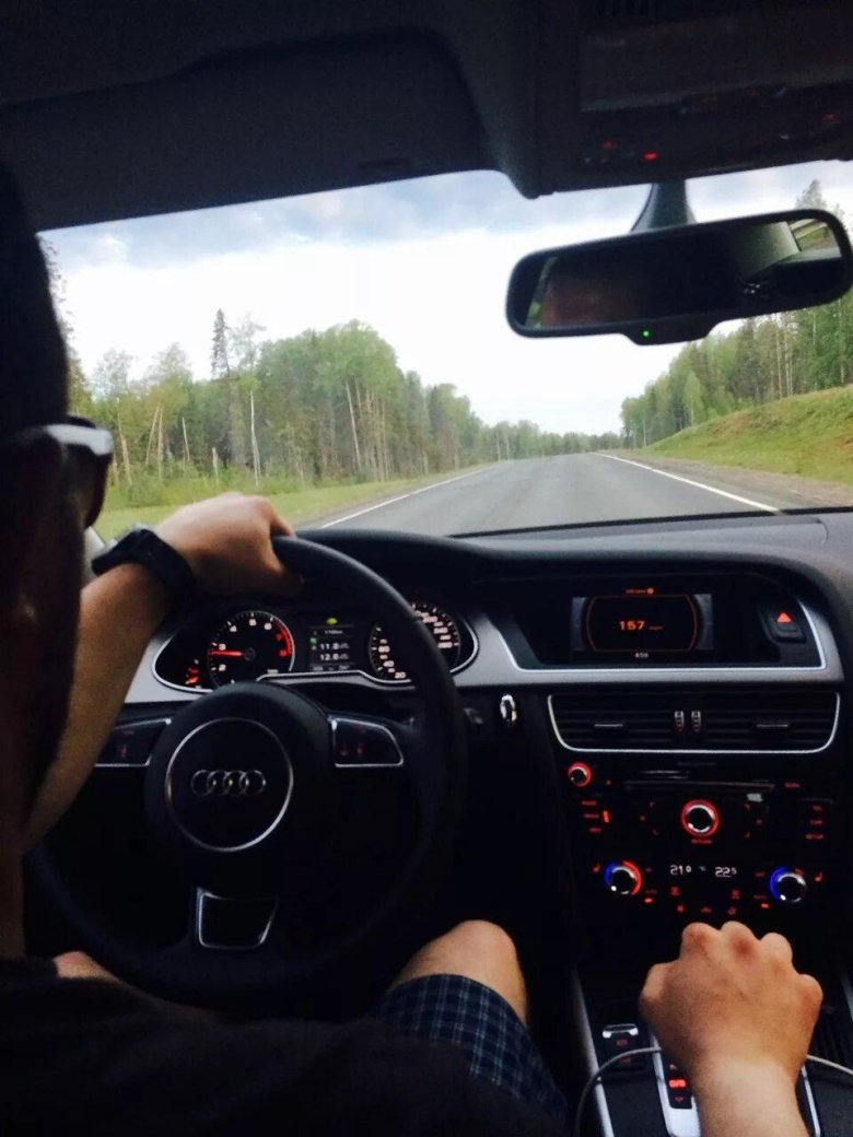 Парень за рулем