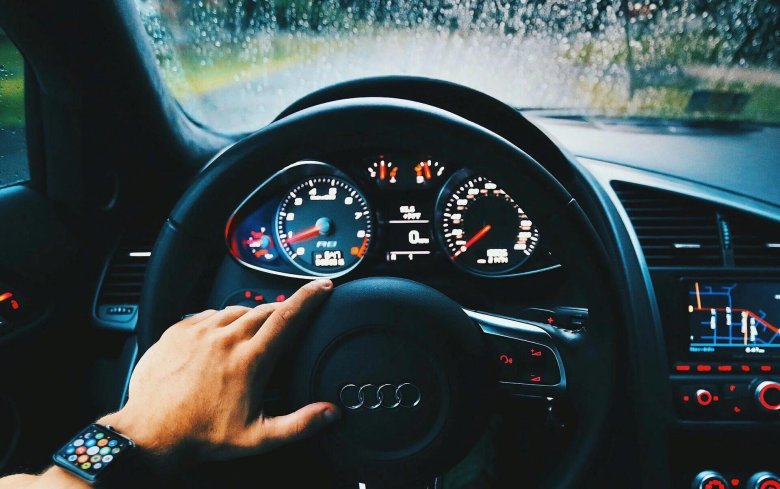 Парень за рулем