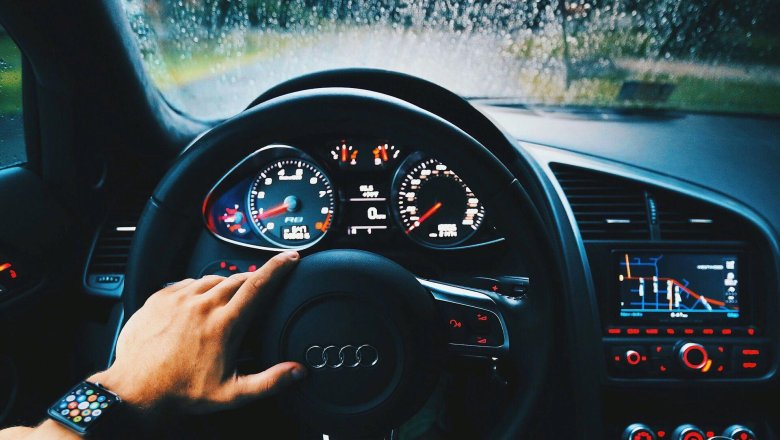 Парень за рулем