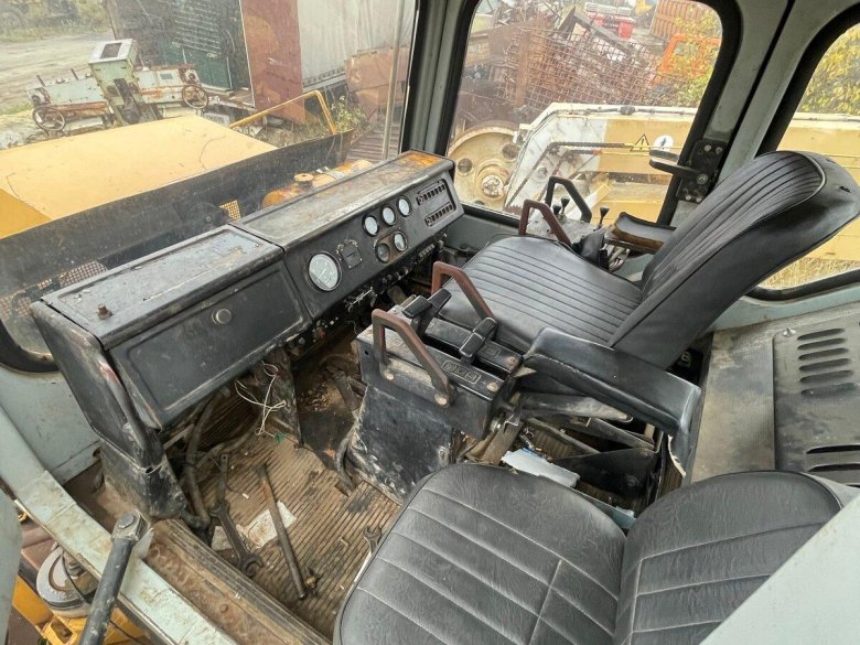 Т330 бульдозер кабина