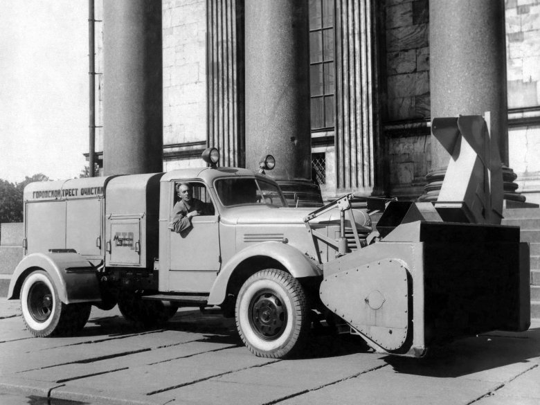 Снегоуборочная машина на шасси ЗИС-150