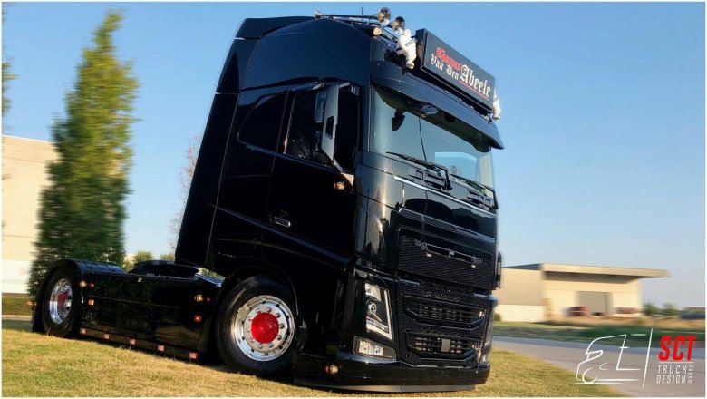 Черная Вольво грузовик