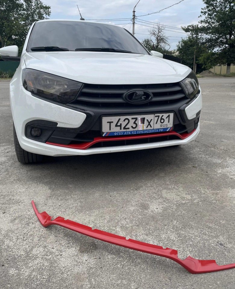 Накладка на передний бампер Гранта