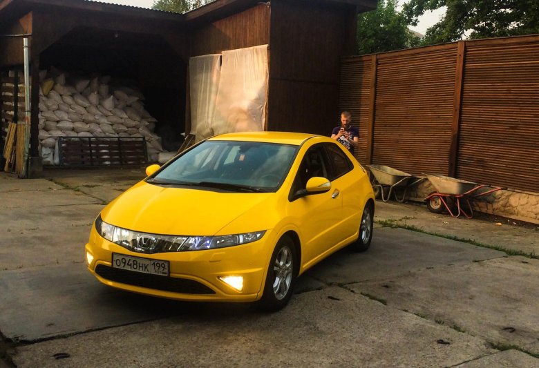 Honda Civic желтая