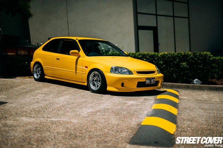 Honda Civic желтая